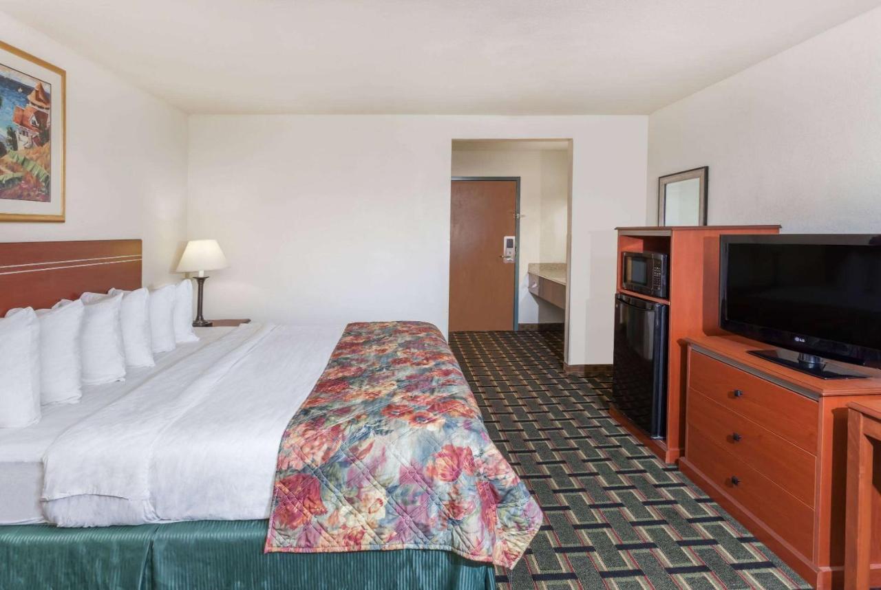 Hotel Baymont By Wyndham Decatur Esterno foto