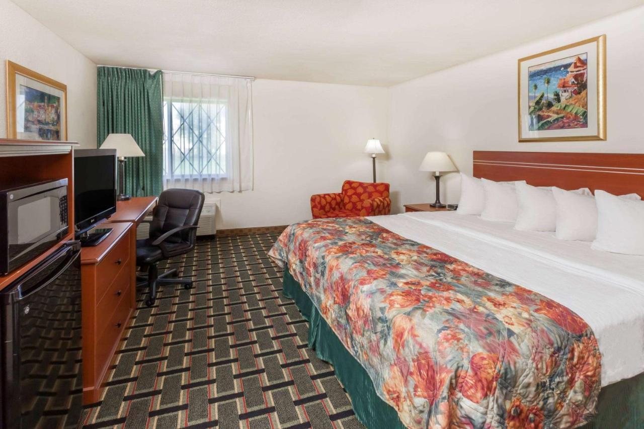 Hotel Baymont By Wyndham Decatur Esterno foto