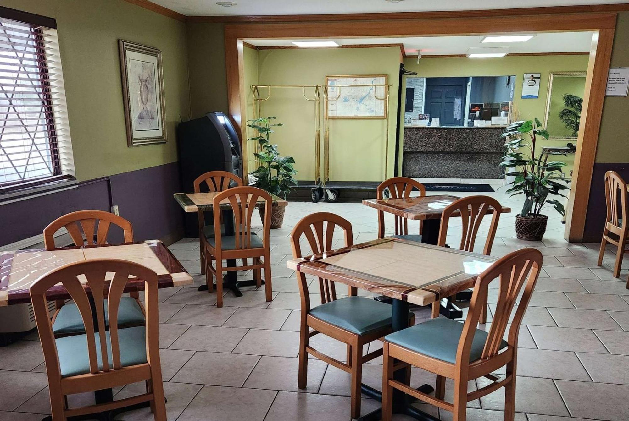Hotel Baymont By Wyndham Decatur Esterno foto